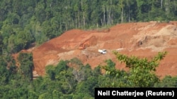 Sebuah truk mengangkut tanah yang mengandung bijih nikel dari tambang di hutan yang ditebang di Halmahera, Maluku Utara. (Foto: REUTERS/Neil Chatterjee)