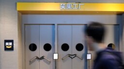 一名男子走过北京的脱口秀笑果公司紧锁的大门。（2023年5月19日）