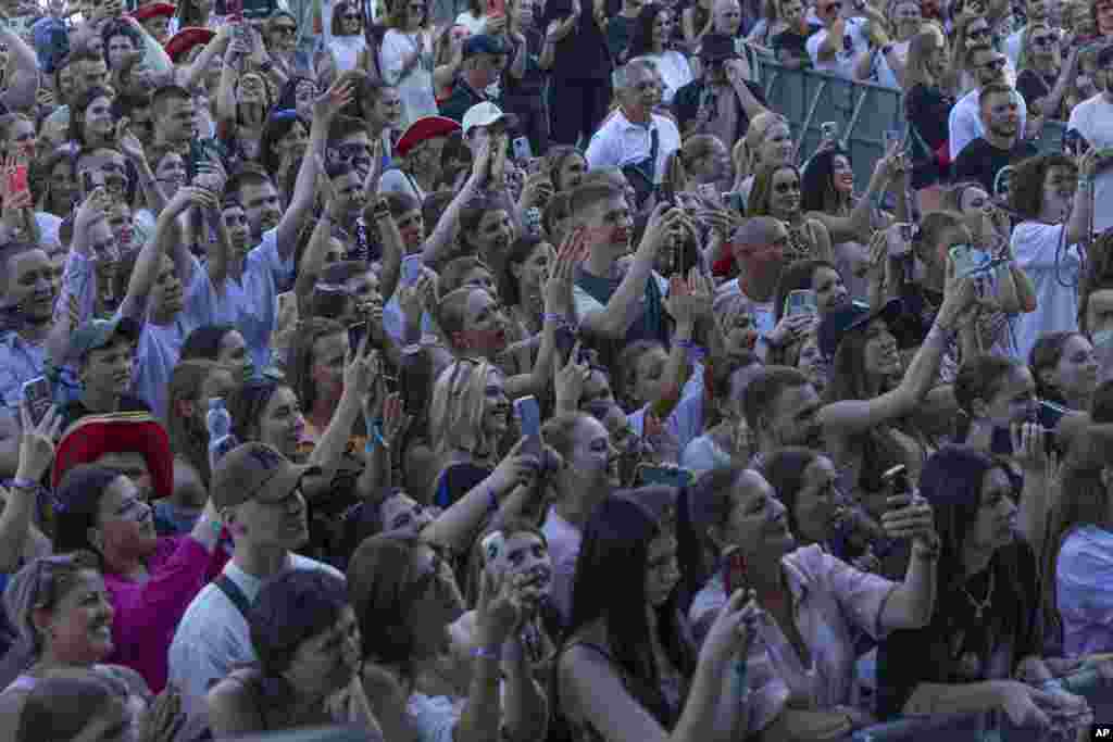 Los jóvenes se codeaban con endurecidos comandantes militares y cantantes famosos que cantaban canciones imbuidas de orgullo nacional. (Foto AP/Anton Shtuka)