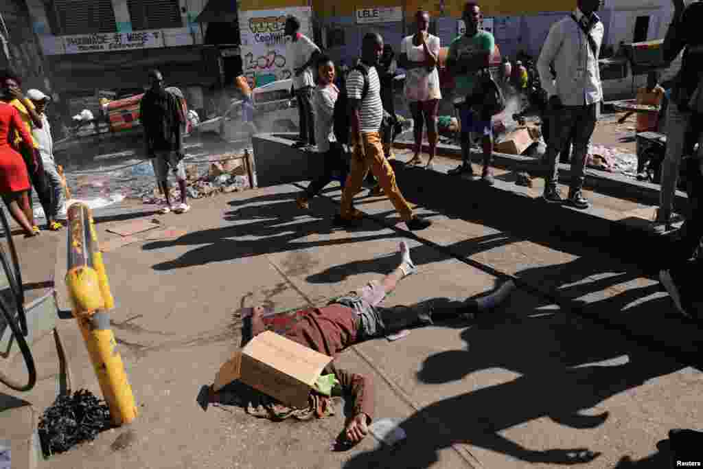 Los cuerpos de varias personas quedaron tendidos en las calles luego de que hombres armados les dispararan.