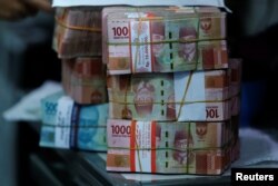 Uang kertas rupiah terlihat di tempat penukaran uang di Jakarta, 14 Oktober 2022. (Foto: REUTERS/Willy Kurniawan)