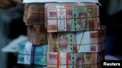 ILUSTRASI - Tumpukan lembaran uang kertas rupiah di sebuah kantor penukaran uang di Jakarta, 14 Oktober 2022. (REUTERS/Willy Kurniawan)