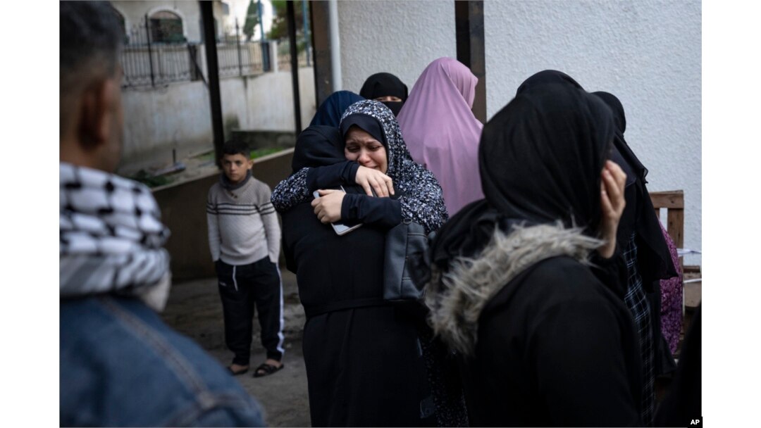 Palestinci žale za svojom rodbinom ubijenom u izraelskom bombardiranju Pojasa Gaze, u bolnici u Rafi, na jugu Gaze, 14. prosinca 2023.