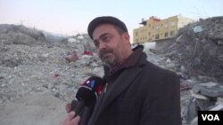 Mustafa Gonuleri, owner of Kent Media in Hatay’s Iskenderun district, shows how the building that once housed his office is now in ruins.(Photo: Murat Karabulut/Hatay)