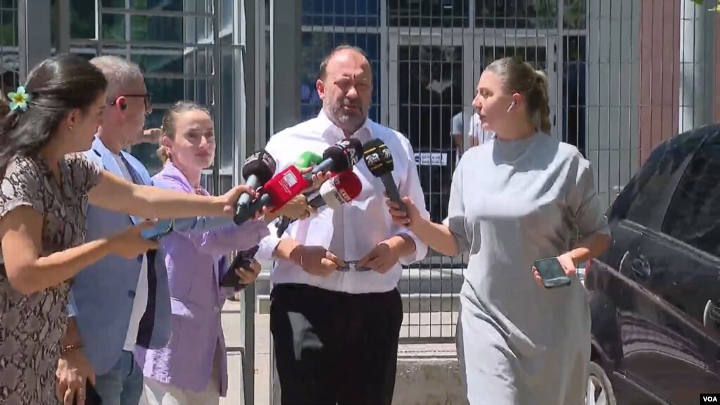 Ish nënkryetari i Bashkisë së Tiranës Arbjan Mazniku duke dalë nga Prokuroria e Posaçme