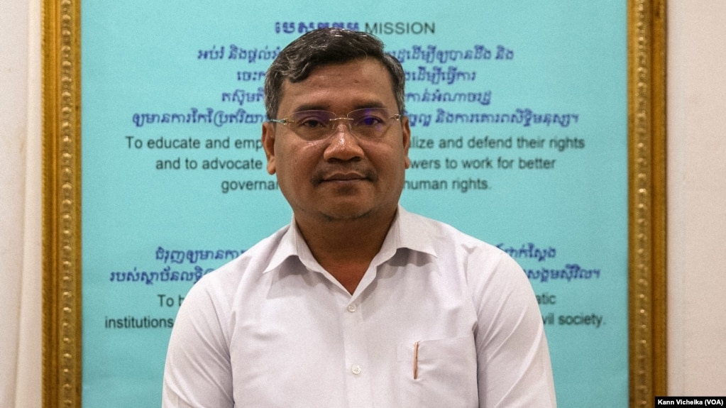 លោក ស៊ឹង សែនករុណា អ្នកនាំពាក្យ​សមាគម​អាដហុក នៅការិយាល័យអាដហុក ក្នុងរាជធានីភ្នំពេញ កាលពីថ្ងៃទី ២១ ខែមេសា ឆ្នាំ ២០២៣។ (កាន់ វិច្ឆិកា/វីអូអេ)