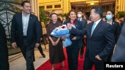 Presiden Honduras Xiomara Castro berjalan setelah tiba di bandara Shanghai atas undangan Presiden China Xi Jinping, di Shanghai, China, 8 Juni 2023. (Foto: via Reuters)