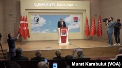 CHP Parti Meclisi'nin eski üyesi Prof. Dr. Örsan Kunter Öymen bugün kurultayda genel başkanlık için yarışacağını resmen açıkladı.