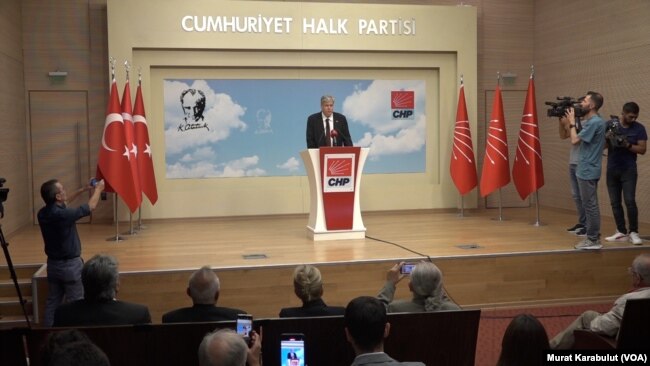 CHP Parti Meclisi'nin eski üyesi Prof. Dr. Örsan Kunter Öymen bugün kurultayda genel başkanlık için yarışacağını resmen açıkladı.