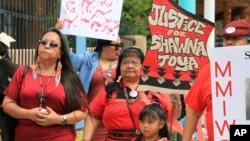 Geraldine Toya, u sredini, maršira kako bi podigla svijest o smrti svoje kćeri Shawne Toya 2021. godine, dok desetine ljudi učestvuju na Danu svijesti o nestalim i ubijenim domorodačkim osobama u Albuquerqueu, Novi Meksiko, 5. maja 2024.
