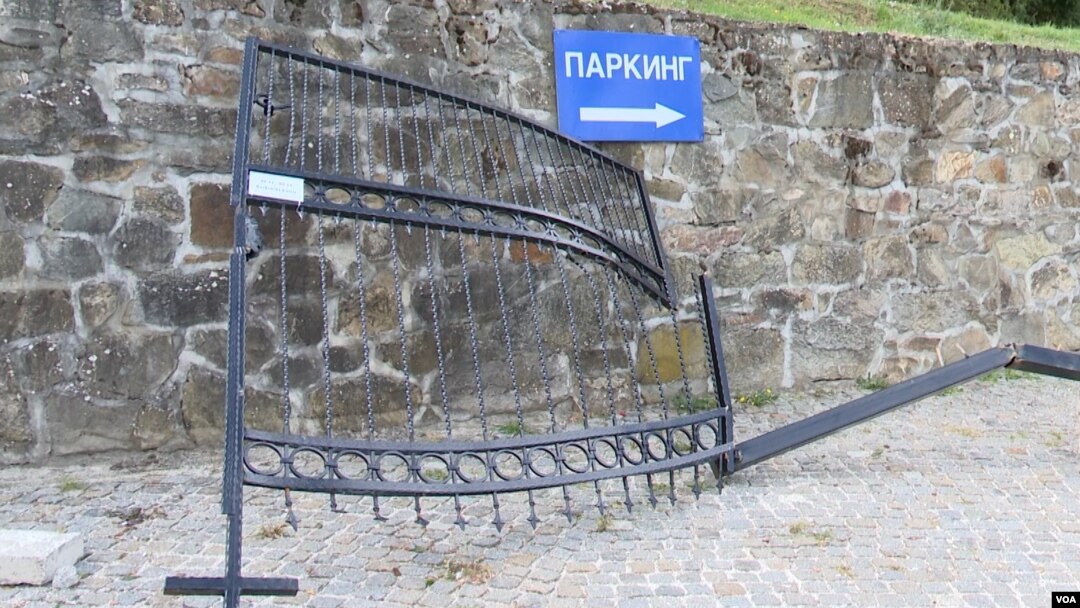 Razvaljena kapija manastira u Banjskoj