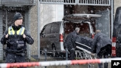 독일 함부르크 '여호와의 증인' 시설 총격 현장에서 다음날(10일) 사체를 운반하고 있다. 