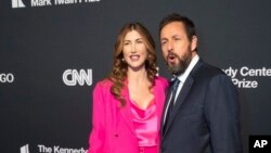 Adam Sandler dan istrinya, Jackie Sandler di acara penghargaan Mark Twain di Kennedy Center, Washington, D.C., 19 Maret 2023 (AP/Kevin Wolf)