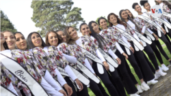 Un grupo de reinas de cada uno de los 20 distritos que tiene Bogotá, la capital de Colombia. [Foto: Federico Buelvas, VOA]