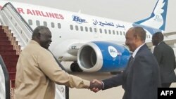 Le général soudanais Abdel Fattah al-Burhane lors de son départ à Port Soudan pour l'Égypte, le 29 août 2023.