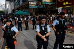 Polisi memperketat keamanan di pusat kota pada peringatan 34 tahun penumpasan Lapangan Tiananmen di Beijing tahun 1989, dekat tempat nyala lilin biasanya diadakan, di Hong Kong, China, 4 Juni 2023. (REUTERS/Tyrone Siu)