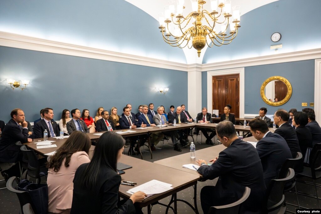 美国众议院美国与中国共产党战略竞争特设委员会成员与台湾立法院院长游锡堃率领的代表团会面。（2023年5月15日，取自中国特设委员会推特）