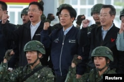 台湾总统赖清德视察花莲一处军事基地时与国军官兵在一起。（2024年5月28日）