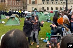 Polisi New York menangkap seorang pengunjuk rasa pro-Palestina yang ikut mendirikan perkemahan di kampus Universitas Columbia, 18 April 2024 di New York.