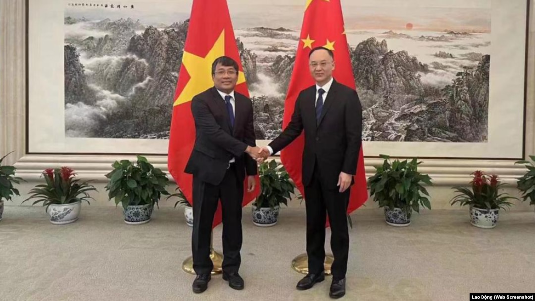 Thứ trưởng Thường trực Bộ Ngoại giao Nguyễn Minh Vũ (trái) gặp Trợ lý Bộ trưởng Ngoại giao Trung Quốc Nông Dung trong chuyến thăm Bắc Kinh từ ngày 9-10/8/2023. Ảnh: Bộ Ngoại giao Việt Nam.