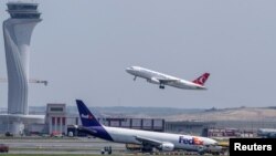 Pesawat kargo Boeing 767 BA.N milik FedEx Airlines, mendarat di Bandara Istanbul tanpa menggunakan roda pendaratan depannya tetapi berhasil tetap berada di landasan dan menghindari korban jiwa, di landasan pacu di Istanbul, Turki, 8 Mei 2024. (REUTERS/Umit Bektas)