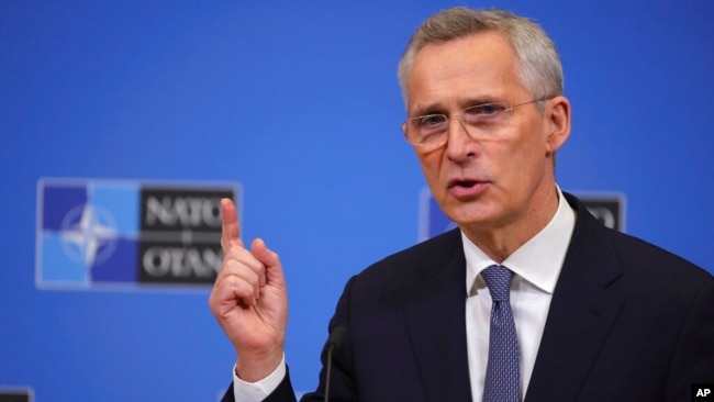 Sekretari i Përgjithshëm i NATO-s, Jens Stoltenberg duke folur për mediat në Bruksel (13 shkurt 2023)