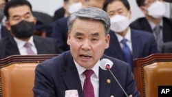 Menteri Pertahanan Korea Selatan Lee Jong-Sup dalam sidang pleno komite pertahanan Majelis Nasional di Seoul, Korea Selatan, Jumat, 17 Februari 2023. (Lee Jung-hoon/Yonhap via AP)