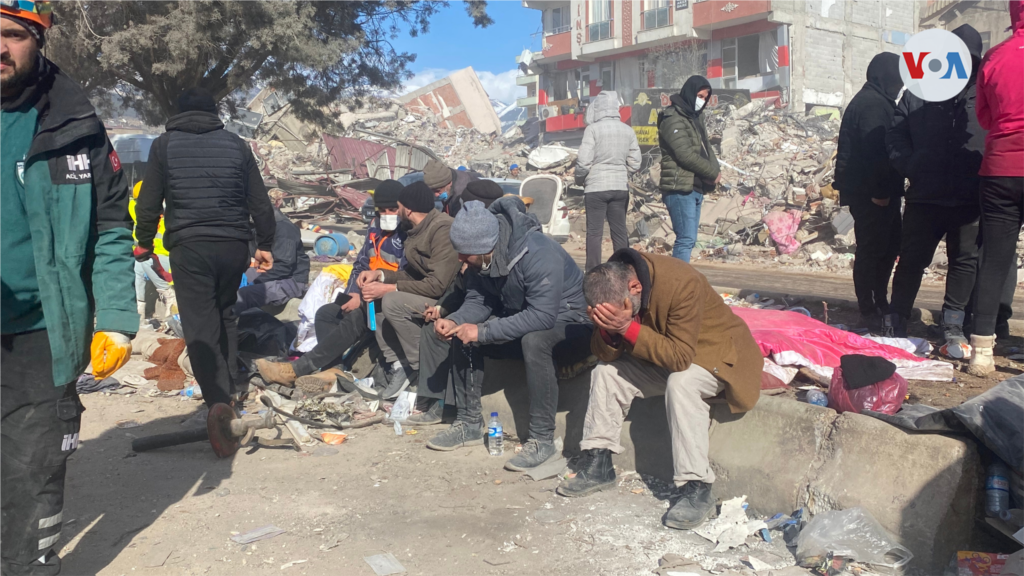 La gente lo ha perdido todo. Las víctimas lloran frente a las ruinas de sus casas, que representan el esfuerzo de toda una vida.