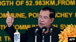 Perdana Menteri Kamboja Hun Sen berbicara dalam upacara peresmian jalan lingkar Phnom Penh No.3 di Provinsi Kandal pada 3 Agustus 2023. (Foto: AFP)