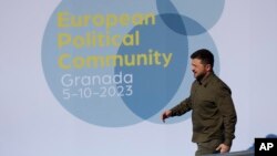 Presiden Ukraina Volodymyr Zelenskyy tiba di KTT Eropa di Granada, Spanyol, Kamis, 5 Oktober 2023. Sekitar 50 pemimpin Eropa berkumpul di Granada pada Kamis untuk menegaskan dukungan mereka terhadap Ukraina. (Foto: AP/Fermin Rodriguez)