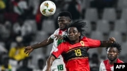 Ismahila Ouedraogo face à Mabululu lors du match entre l'Angola et le Burkina Faso au Stade Charles Konan Banny à Yamoussoukro le 23 janvier. 2024.