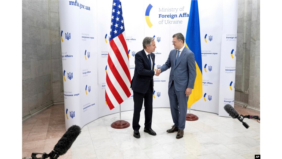 Menteri Luar Negeri Ukraina Dmytro Kuleba, kanan, dan Menteri Luar Negeri AS Antony Blinken, memberikan pernyataan kepada media jelang pertemuan mereka di Kementerian Luar Negeri, di Kyiv, Ukraina, Rabu, 6 September 2023. (Foto: via AP )