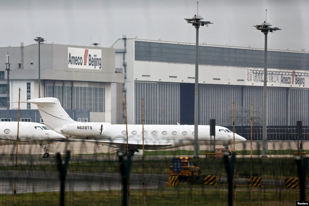 马斯克的私人飞机被看到停靠在北京的首都国际机场。（2023年5月30日）(photo:VOA)