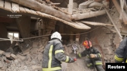 Tim SAR melakukan pencarian korban di lokasi bangunan tempat tinggal yang hancur akibat serangan rudal Rusia, di wilayah Lviv, Ukraina, 9 Maret 2023. (Layanan pers Layanan Darurat Negara Ukraina di wilayah Lviv/Handout via REUTERS)