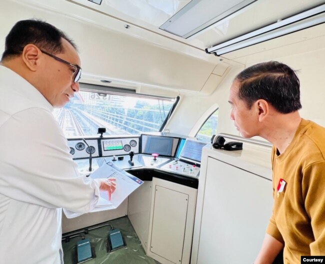 Menhub Budi Karya (kanan) menjelaskan kepada Presiden Jokowi terkait operational LRT Jabodebek. (Biro Setpres RI)