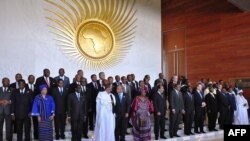 Presidentes e chefes de governo posam para uma fotografia de grupo durante a sessão de abertura da União Africana (UA), a 30 de janeiro de 2014, na sede da UA em Adis Abeba.