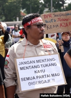 Jamalullail Abizzati dari Forum Betawi Intelek mengikuti demo memprotes revisi RUU Pilkada di kompleks DPR/MPR Senayan, Jakarta, Kamis, 22 Agustus 2024. (Foto: Hafizh Sahadeva, Gregorius Giovanni/VOA)