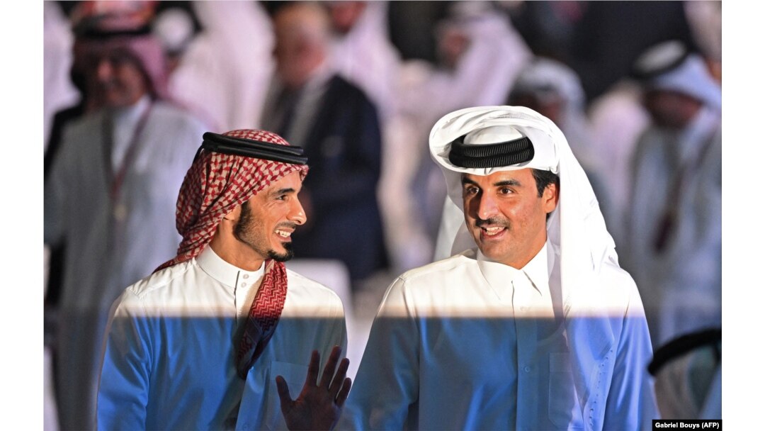 Sheik Jassim bin Hamad al-Thani (kiri) bersama saudaranya, Emir Qatar Sheik Tamim bin Hamad al-Thani (kanan) saat penarikan undian klasemen untuk Piala Dunia 2022 di Qatar, 1 April 2022. (Foto: Gabriel Bouys/AFP)