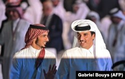 Sheik Jassim bin Hamad al-Thani (kiri) bersama saudaranya, Emir Qatar Sheik Tamim bin Hamad al-Thani (kanan) saat penarikan undian klasemen untuk Piala Dunia 2022 di Qatar, 1 April 2022. (Foto: Gabriel Bouys/AFP)