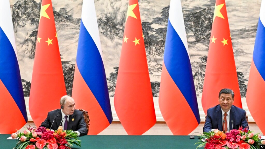 চীনের প্রেসিডেন্ট শি জিনপিং (ডানে) ও রুশ প্রেসিডেন্ট ভ্লাদিমির পুতিন। ফটোঃ ১৬ মে, ২০২৪, বেইজিং।