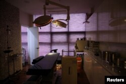 Ruang operasi klinik bedah plastik terlihat di Cheonan, Korea Selatan, 31 Agustus 2021. (Foto: REUTERS/Kim Hong-Ji)