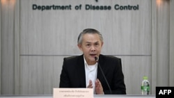 21일 태국 방콕에서 통차이 키라티하타야콘 질병통제국장이 엠폭스(Mpox·구 원숭이두창) 의심 사례가 보고된 후 기자 회견을 갖고 있다.