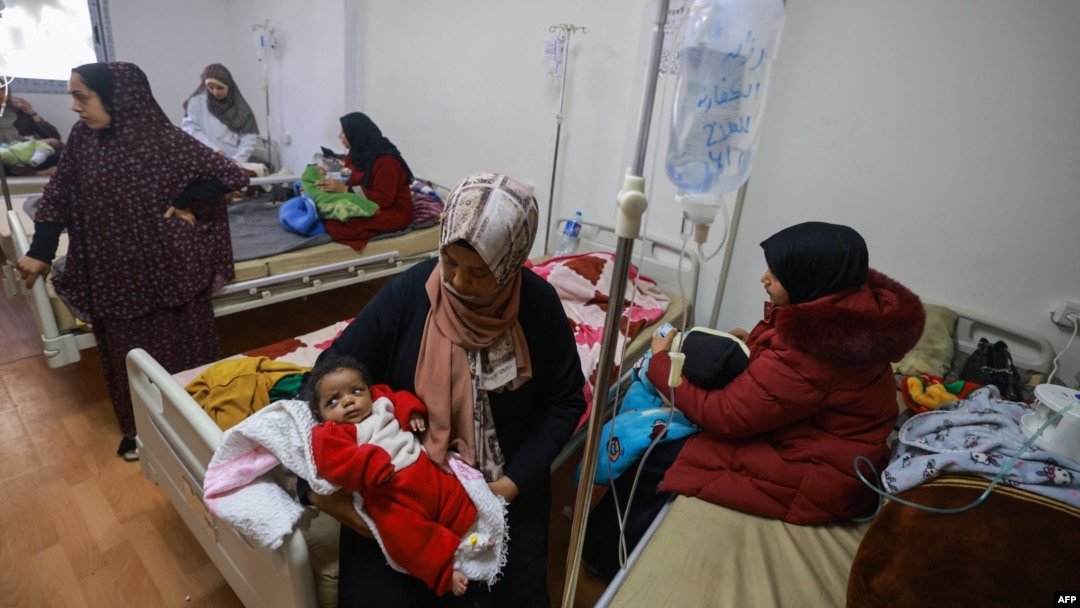 Anak-anak Palestina yang menderita malnutrisi akibat gizi buruk menerima perawatan di pusat layanan kesehatan di Rafah di Jalur Gaza selatan. 