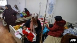 Anak-anak Palestina yang menderita malnutrisi akibat gizi buruk menerima perawatan di pusat layanan kesehatan di Rafah di Jalur Gaza selatan. 