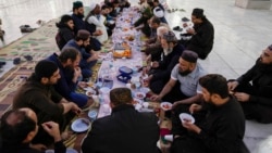 Umat ​​Muslim berkumpul untuk berbuka puasa pada hari pertama Ramadan di Masjid Sheikh Abdul Qadir Jailani di Baghdad, Irak (foto: dok). 