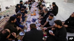 Umat ​​Muslim berkumpul untuk berbuka puasa pada hari pertama Ramadan di Masjid Sheikh Abdul Qadir Jailani di Baghdad, Irak (foto: dok). 