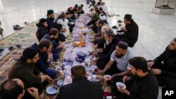 FILE - Umat ​​Muslim berkumpul untuk berbuka puasa pada hari pertama Ramadan di masjid Sheikh Abdul Qadir Gilani di Bagdad, Irak, Senin, 11 Maret 2024.(AP/Hadi Mizban)