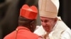 Papa François (D) ayambi episkopo ya lokumu ya diocèse ya Kinshasa Fridolin Ambongo na milulu mya "bokelami" bwa ye bo' cardinal, na Vaticain, Rome, 5 sanza ya zomi 2019. (Photo by Tiziana FABI / AFP)