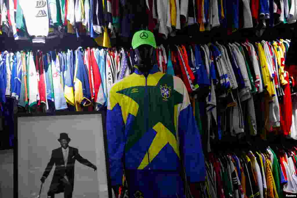 Guarda las camisetas en la oficina de un club de coleccionistas que fundó en São Paulo, Brasil, &rdquo;Alambrado Soccer &amp; Culture&quot;, que reúne a 60 personas para intercambiar historias y , algunas con un valor de hasta 40.000 reales (7.400 dólares).