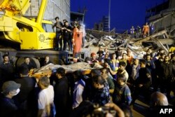 Petugas mengevakuasi jenazah korban dari bawah reruntuhan bangunan yang runtuh di Teheran, 6 Agustus 2023. (TASNIM NEWS/AFP)